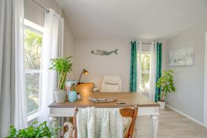 Fotografie z fotogalerie ubytování Tee Off and Soak Up Sun! Airy Englewood Gem with Yard v destinaci Englewood