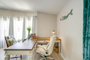 Fotografie z fotogalerie ubytování Tee Off and Soak Up Sun! Airy Englewood Gem with Yard v destinaci Englewood + 18 fotografií