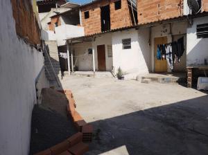 un parking vide devant un immeuble dans l'établissement Kitnet campos de são José, à São José dos Campos