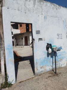 une porte ouverte dans un bâtiment avec une chambre dans l'établissement Kitnet campos de são José, à São José dos Campos