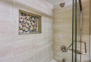 Koupelna v ubytování 3-Min Walk to Beach! I First Floor I No Resort Fee + 14 fotografií