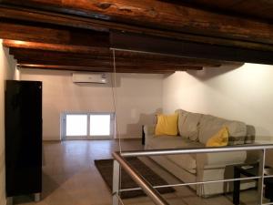 ein Wohnzimmer mit einem Sofa in einem Zimmer mit Holzdecken in der Unterkunft Corsovittorio111 in Palermo