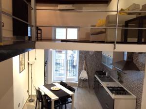 um pequeno apartamento com uma sala de jantar e uma cozinha em Corsovittorio111 em Palermo