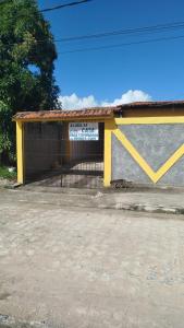 budynek z bramą z napisem w obiekcie casa w mieście São José da Coroa Grande