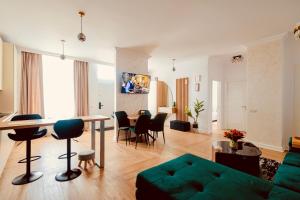 a living room with a green couch and a table at Arinis Best Bucovina Apartament in Gura Humorului