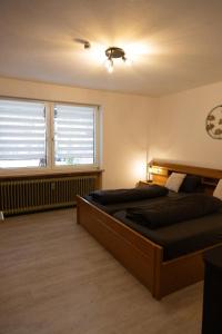 a bedroom with two beds and a window at Landliebe Altmühltal in Essing
