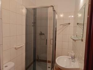 a bathroom with a shower and a toilet and a sink at Agroturystyka,Noclegi,Pokoje Gościnne,Usługi Agroturystyczne,Wyżywienie in Wydmusy