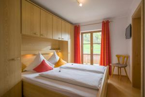 Letto o letti in una camera di Wanishof