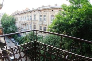 - un balcon avec vue sur un bâtiment et une rue dans l'établissement Luxury Apartment near Rynok Square, à Lviv