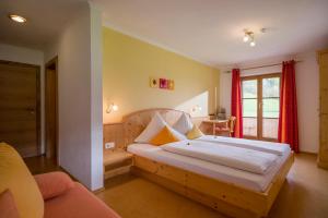una camera da letto con un letto di legno e una finestra di Wanishof a Thiersee