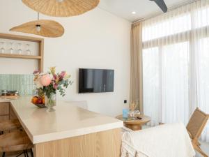 TV a/nebo společenská místnost v ubytování Aquae Villas - Solana - Mediterranean Elegance-1 bdr Kuta Lombok