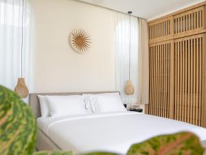 Postel nebo postele na pokoji v ubytování Aquae Villas - Solana - Mediterranean Elegance-1 bdr Kuta Lombok