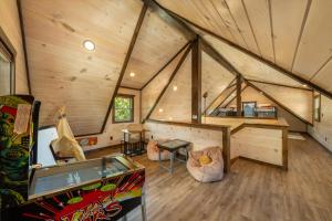 セバービルにあるHeart Lake Cabin - Hot Tub & Game Roomの木造キャビン内の客室で、テーブルが備わります。