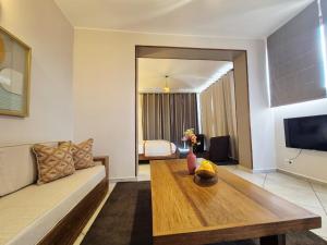 een woonkamer met een bank en een tafel bij Andriana Luxury in Antananarivo