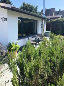 a house with a patio with a table and chairs at Das Haus am Berg in Rathmannsdorf
