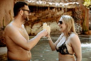 ein Mann und eine Frau machen ein Foto im Wasser in der Unterkunft Hotel Don Raul in San Pedro de Atacama