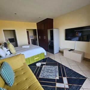 爱德华港Ocean View Villas F3的一间酒店房间，里面有一张床和一张沙发