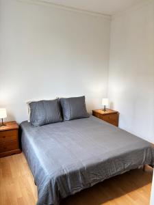 Un dormitorio con una cama con dos mesitas de noche y dos lámparas. en Villa cannoise en bord de mer, en Cannes