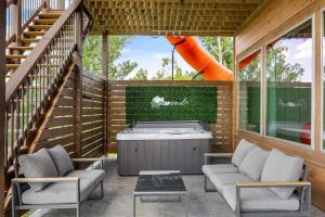 Χώρος καθιστικού στο Bella Lago - 6BR Lakeview with Pool & Tube Slide