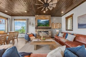 Χώρος καθιστικού στο Bella Lago - 6BR Lakeview with Pool & Tube Slide