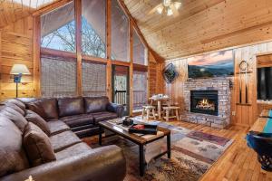 Seaton SpringにあるDrift Away by American Patriot Getawaysのソファと暖炉のあるリビングルーム