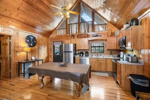 Seaton SpringにあるDrift Away by American Patriot Getawaysのキッチン(テーブル、天井ファン付)