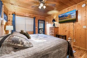 Seaton SpringにあるDrift Away by American Patriot Getawaysのベッドと天井扇風機のある寝室 +32枚の写真