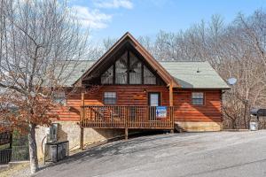 Seaton SpringにあるDrift Away by American Patriot Getawaysの正面に大きなバルコニーがある丸太小屋