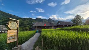 ein Schild vor einem grünen Gras in der Unterkunft The Zen Garden Sapa in Sa Pa + 89 Fotos