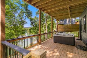 Μπαλκόνι ή βεράντα στο Gem Lake Cabin - Lakefront Views - Sleeps 8
