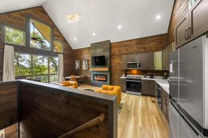 Η κουζίνα ή μικρή κουζίνα στο Gem Lake Cabin - Lakefront Views - Sleeps 8