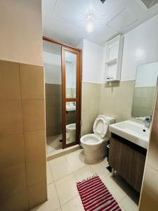 バギオにある2BR with Veranda, Unli Netflix, Wifiのトイレと洗面台付きのバスルーム