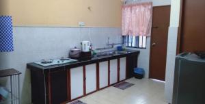 Η κουζίνα ή μικρή κουζίνα στο RUMAH TAMU WAFAA, Homestay Temerloh Near Hospital 'MUSLM ONLY' terrace house, 3 air conditioning, complete amenities