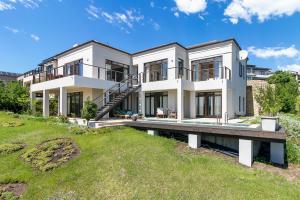 LinksView at Pezula في كنيسنا: بيت أبيض كبير مع رصيف