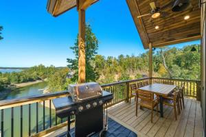 een keuken met een grill en een tafel op een terras bij Anchors Retreat - Lakefront Getaway for 14 Guests in Sevierville