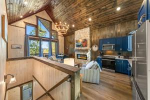 een keuken en een woonkamer met blauwe kasten bij Anchors Retreat - Lakefront Getaway for 14 Guests in Sevierville