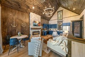 een grote woonkamer met een tafel en een keuken bij Anchors Retreat - Lakefront Getaway for 14 Guests in Sevierville