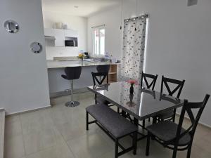 a dining room and kitchen with a table and chairs at Casa Moderna en Fraccionamiento in Caucel