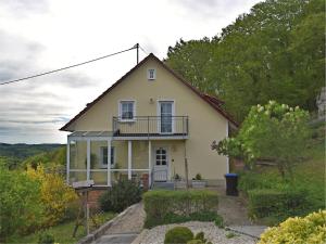a white house with a balcony on top of it at Gartenwohnung Gößweinstein in Gößweinstein