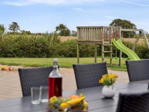 een tafel met een fles frisdrank en fruit erop bij Luxury Retreat by Hostrup Beach - By Traum Ferienwohnungen in Spottrup +26 foto's