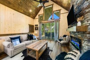 Χώρος καθιστικού στο Cottage Cove Oasis - Lakefront with Hot Tub