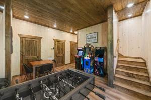 Φωτογραφία από το άλμπουμ του Cottage Cove Oasis - Lakefront with Hot Tub σε Sevierville