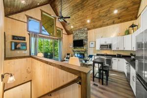 Η κουζίνα ή μικρή κουζίνα στο Cottage Cove Oasis - Lakefront with Hot Tub