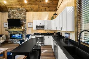 Η κουζίνα ή μικρή κουζίνα στο Cottage Cove Oasis - Lakefront with Hot Tub +19 φωτογραφίες