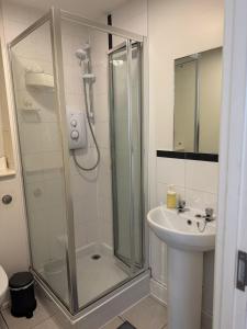 un baño con ducha y lavabo en Beautiful room- private bathroom, en Harrow