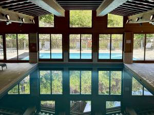 Una piscina vacía con ventanas y una piscina. en 2 Bed Apartment - Arc 1950 - Prince des Cimes, en Arc 1950