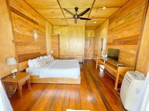 a bedroom with a bed and a ceiling fan at Nusakuya Resort in Semporna +35 photos