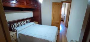 a bedroom with a white bed in a room at La Casa de la Calzada in Santo Domingo de la Calzada