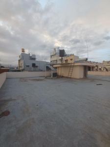 un parking vide devant un bâtiment dans l'établissement Anagha Homestay Chikmagalur, à Chikmagalur 11 autres photos