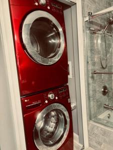 ハーンドンにあるPrivate Downtown Herndon Escape Full Amenitiesの- バスルーム(赤い洗濯機、乾燥機付) +40枚の写真